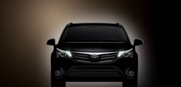 Die Fahrzeugfront des Toyota Avensis