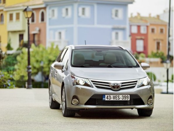 Die Fahrzeugfront des Toyota Avensis