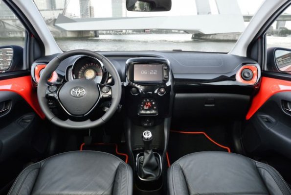 Cockpit und Armaturen im Toyota Aygo