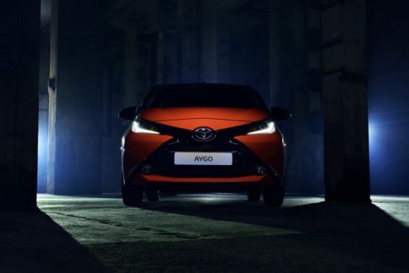 Die Fahrzeugfront des Toyota Aygo