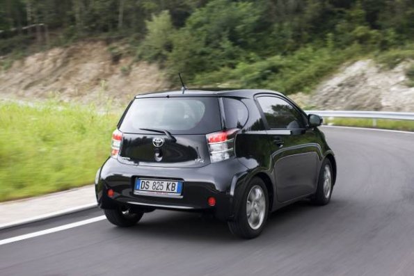 Außerhalb des natürlichen Lebensraums Stadt kann man den Toyota iQ auch fahren