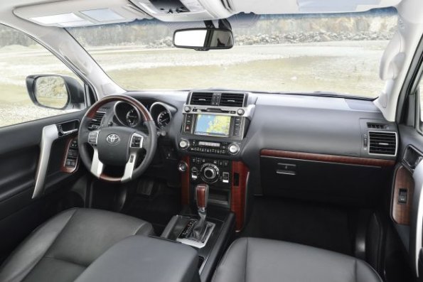 Cockpit und Armaturentafel im Toyota Land Cruiser