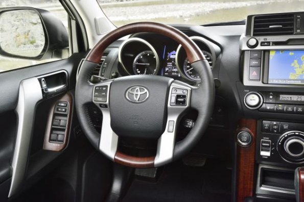 Cockpit im Toyota Land Cruiser