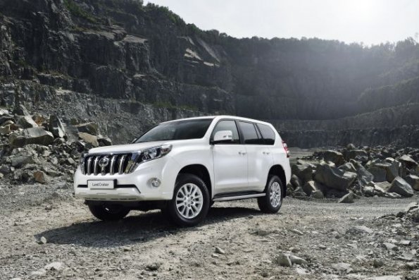 Front- und Seitenpartie des Toyota Land Cruiser