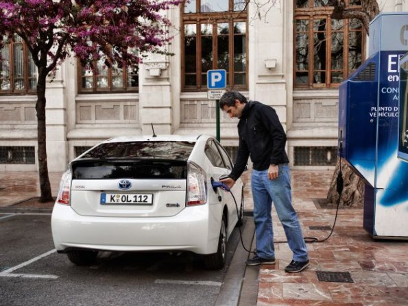 Strom und Sprit - zwei Herzen im Toyota Prius Plug In