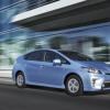 <p>Front- und Seitenansicht des Toyota Prius Plug In</p>