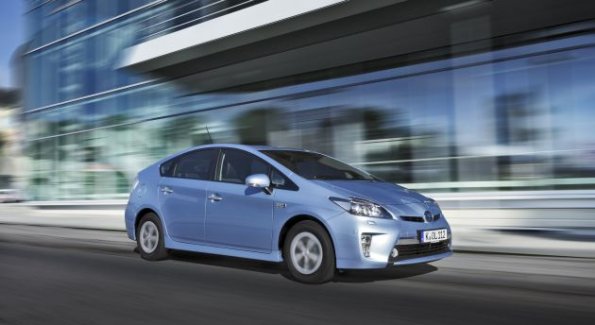 Front- und Seitenansicht des Toyota Prius Plug In