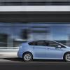 <p>Die Fahraufnahme zeigt den Toyota Prius Plug In im Profil</p>