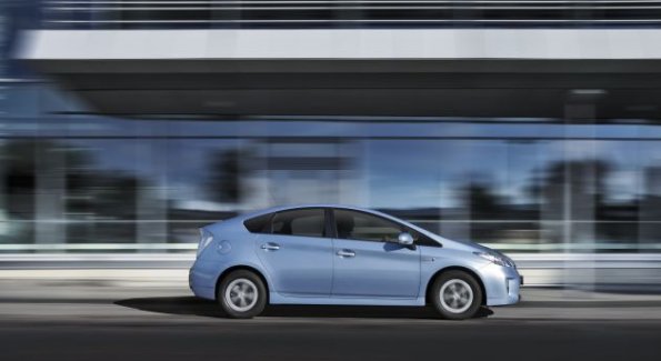 Die Fahraufnahme zeigt den Toyota Prius Plug In im Profil