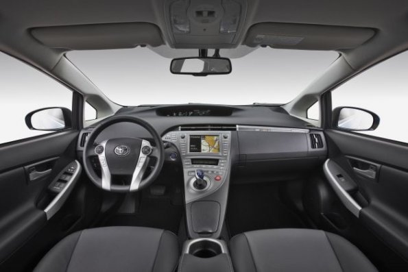 Cockpit und Armaturentafel im Toyota Prius Plug In