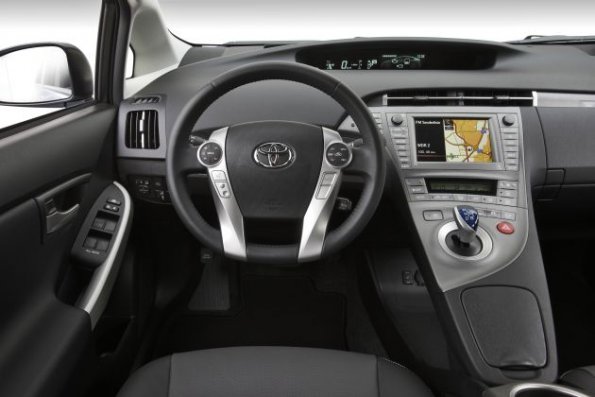 Das Cockpit des Toyota Prius Plug In