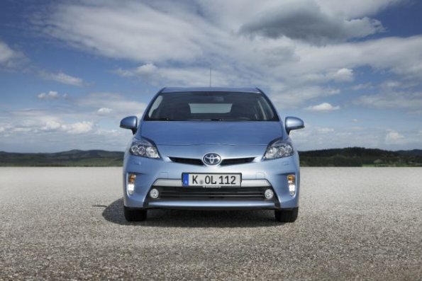 Die Frontansicht des Toyota Prius Plug In