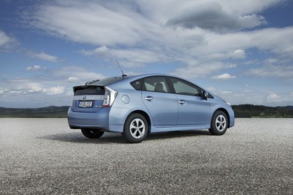 Die Heck- und Seitenpartie des Toyota Prius Plug In