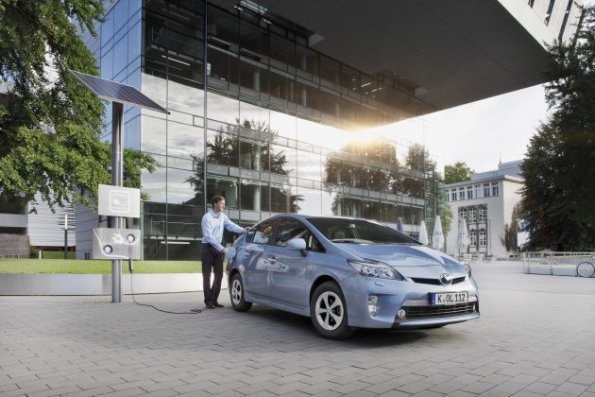 Der Toyota Prius Plug In beim Tanken