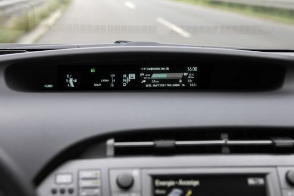 Die Instrumente im Toyota Prius PlugIn