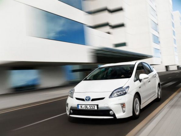 Der Toyota Prius PlugIn von der Seite aufgenommen 