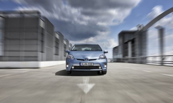 Der Toyota Prius PlugIn von vorn aufgenommen 