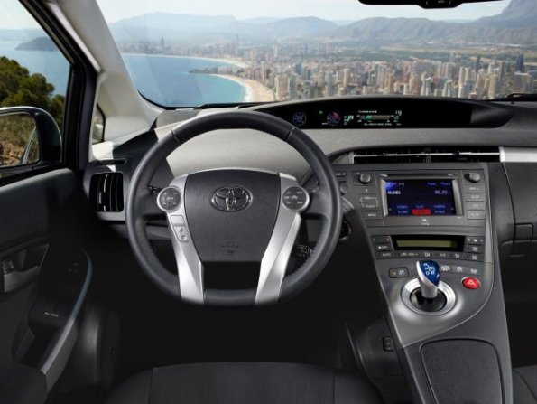 Das Cockpit des Toyota Prius PlugIn