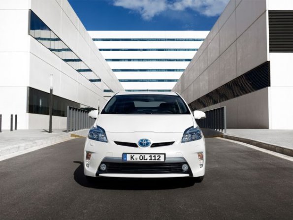 Die Fahrzeugfront des Toyota Prius PlugIn