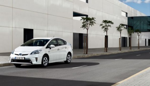 Front- und Seitenpartie des Toyota Prius PlugIn