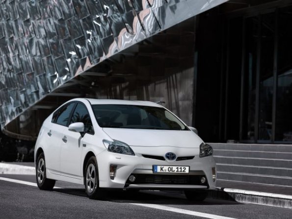 Die Frontansicht des Toyota Prius PlugIn