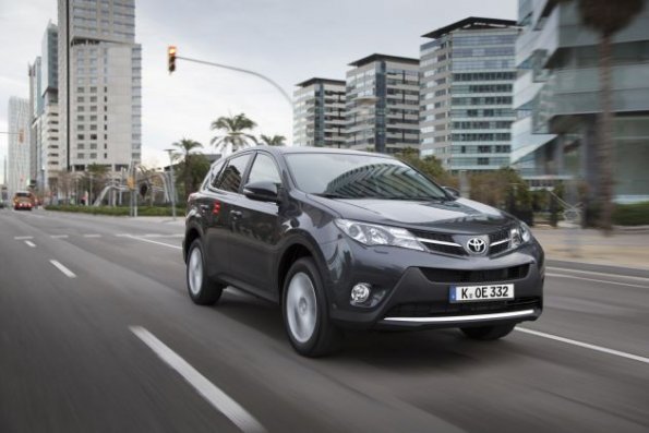 Front- und Seitenansicht am Toyota RAV4