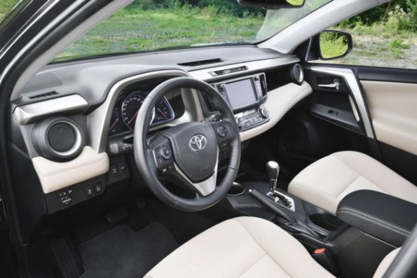 Das Cockpit im Toyota RAV4