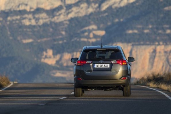 Die Heckansicht des Toyota RAV4