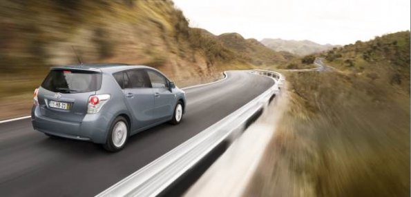 Die Außenaufnahme zeigt des Toyota Verso unterwegs in der Seitenansicht