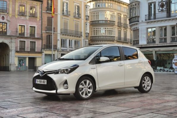 Front- und Seitenpartie des Toyota Yaris 