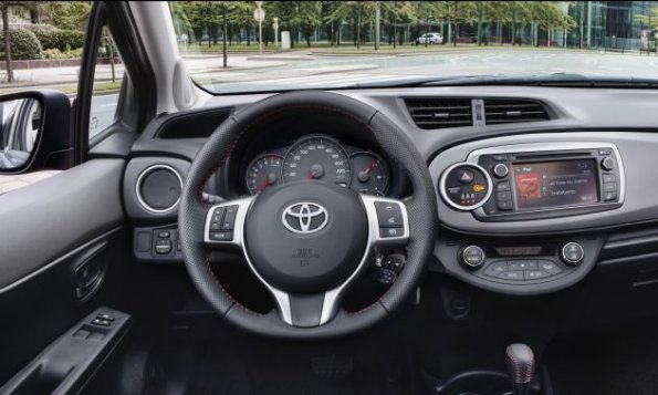 Das Cockpit im Toyota Yaris