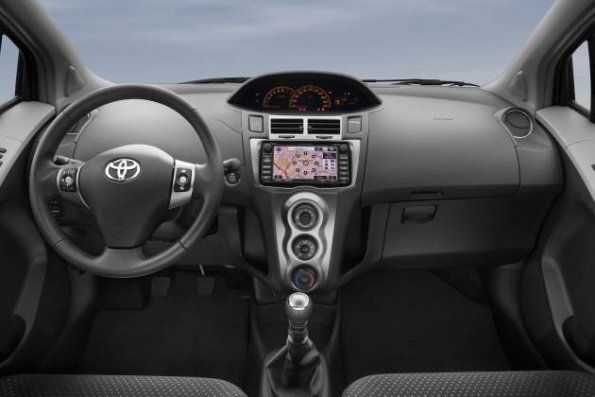 Das ungewöhnlich gestaltete Armaturenbrett des Toyota Yaris mit den mittigen Instrumenten