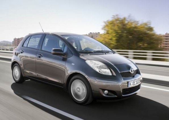 Außenaufnahme der Seitenansicht des Toyota Yaris