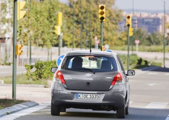 Heckansicht des Toyota Yaris in einer Außenaufnahme