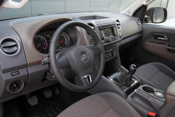 Das Cockpit und Teile des Instrumentenbretts im Volkswagen Amarok