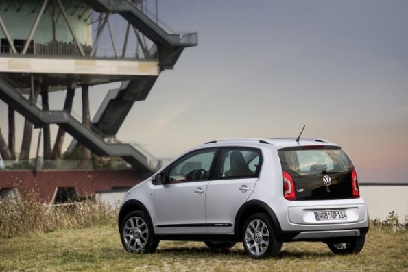 Die Heck- und Seitenpartie des Volkswagen cross-up