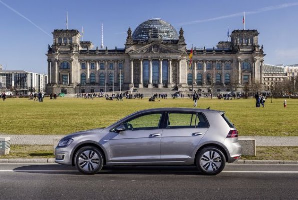 Seitenansicht des Volkswagen E Golf