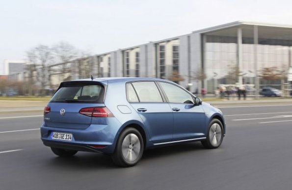 Heck- und Seitenpartie des Volkswagen E Golf