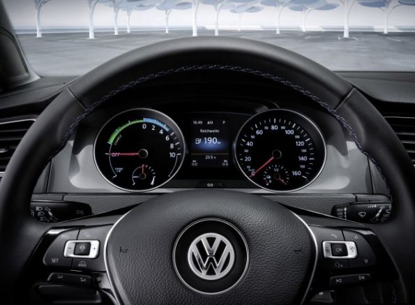 Das Cockpit im VW e-golf