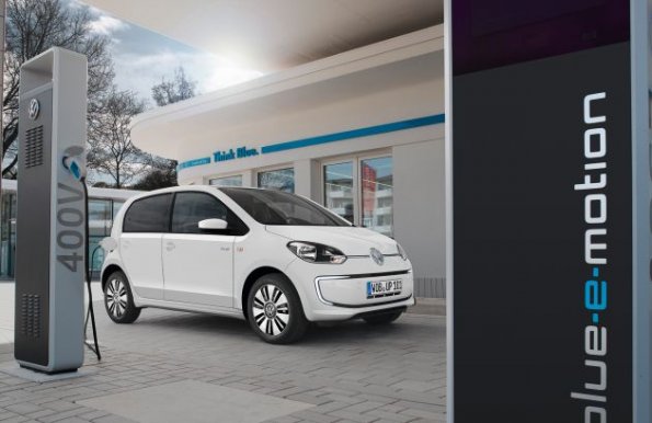 Die Front- und Seitenpartie des Volkswagen e-up!