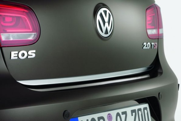 Die Heckschutzleiste in Chromoptik am Volkswagen Eos