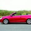 Das Cabriolet VW Eos in der Seitenansicht mit geöffnetem Verdeck