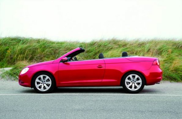 Das Cabriolet VW Eos in der Seitenansicht mit geöffnetem Verdeck