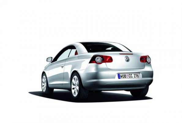 Der VW Eos in der Variante Eos Edition 2010 in der Heckansicht mit geschlossenem Verdeck