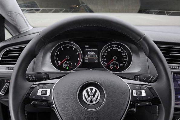 Das Cockpit des Golf TGI Bluemotion