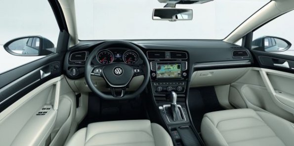 Der Arbeitsplatz des Fahrers im Volkswagen Golf VII