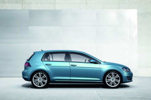 Die Seitenansicht des neuen Volkswagen Golf VII