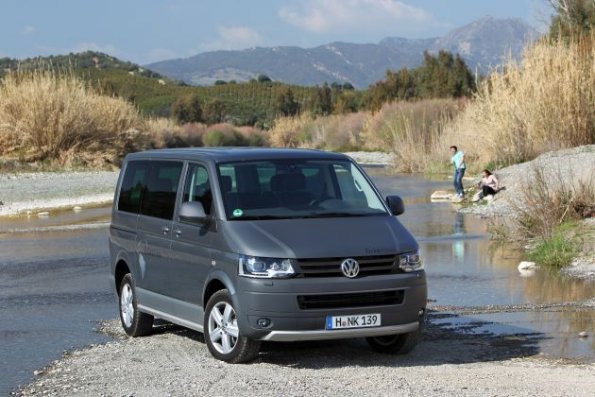 Die Front- und Seitenpartie des Volkswagen Multivan Panamericana