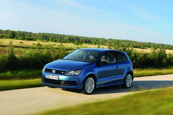 Die Frontansicht des Volkswagen Polo Blue GT in einer Außenaufnahme