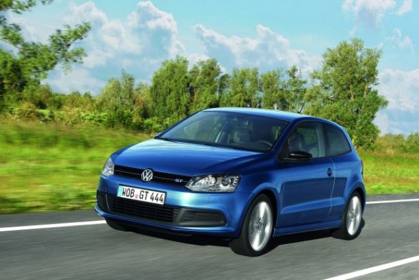 Die Außenaufnahme zeigt die Frontpartie des Volkswagen Polo Blue GT